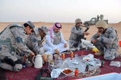بالصور .. أمير الشمالية يشارك ابطال حرس الحدود طعام الإفطار