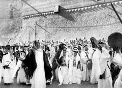 صورة نادرة للملك ​المؤسس أثناء مشاركته احتفال المواطنين بعيد الفطر بالرياض
