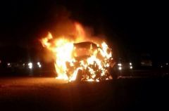 النيران تلتهم سيارة أمام صالون حلاقة بالدمام