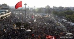 تركيا تستبعد إجراء انتخابات مبكرة والآلاف يحتجون