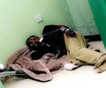 صورة مريض منوم على أرضية مستشفى حكومي تستفز المغردين