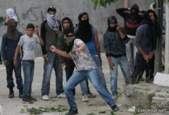 اصابة شاب فلسطيني بجروح خطيرة في اشتباكات مع الجيش الاسرائيلي في الضفة الغربية