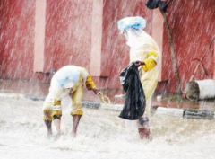 عاملا نظافة يغامران بحياتهما وسط الأمطار الغزيرة لإنقاذ حي من الغرق بأبها – صورة