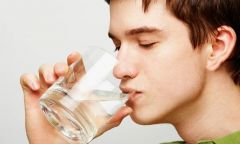 خبراء : تناول كميات كبيرة من المياه يحافظ علي البشرة