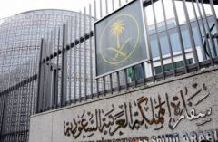 سفارة المملكة بباريس تدعو السعوديين لعدم الخروج من منازلهم