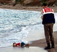 بالفيديو.. صورة مؤلمة لطفل سوري توفي غرقاً في تركياً