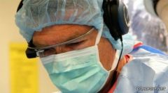 طبيب أميركي يجري عملية جراحية بنظارة “جوجل”