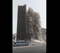 بالفيديو.. إزالة مبنى ضخم في مكة يثير هلع المارة