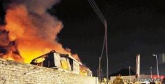 انفجار مواد بلاستيكية يهز حي العمرة و8 فرق للسيطرة على الحريق