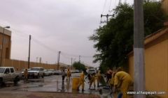 بلدية رفحاء تلجأ “للمكانس” لنزح مياه الامطار من الشوارع