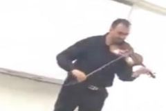 إيقاف مدرس ظهر في مقطع يعزف الموسيقى أمام الطالبات بجامعة محمد بن فهد