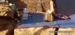 بالفيديو.. شاب يتناول “الغداء” على حافة جبل في عسير