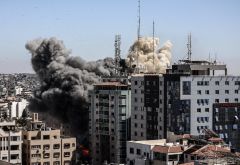 بالفيديو .. الاحتلال الإسرائيلي يواصل استهداف الأبراج السكنية في #غزة