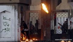 طلاب مؤيدون للإخوان المسلمين يشعلون النار في احدى كليات جامعة الأزهر