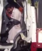 بالفيديو.. سائق مصاب ومحتجز داخل سيارة “دينا” إثر حادث مروري