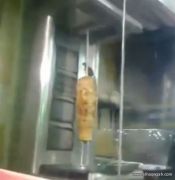 مقطع يوتيوب يغلق مطعماً للوجبات السريعة بالطائف