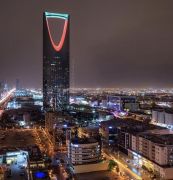 بالصورة.. برج المملكة يتزين بألوان علم الكويت احتفالاً بيومها الوطني