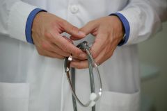 توجه لتطبيق التأمين الإلزامي ضد الأخطاء الطبية ليشمل جميع الممارسين الصحيين