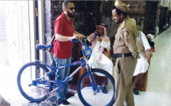 شاب يحاول إدخال دراجة للحرم المكي.. وموظفو الأمن يمنعونه (صورة)