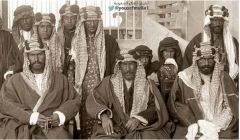 صورة نادرة للملك عبدالعزيز في شبابه منذ أكثر من 100 عام مع أشقائه وأمير الكويت