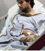صورة لطبيب حادثة إطلاق النار بمدينة الملك فهد الطبية وهو مصاب