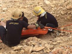 “مدني الرياض” ينقذ عشرينياً علق في منحدر صخري