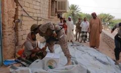بالصورة.. جندي سعودي يقبل رأس مسن يمني ويقدم له عبوة مساعدات غذائية