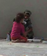 بالصور : طفلة تشارك رجل أمن وجبته في المشاعر المقدسة