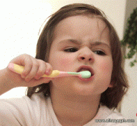 معتقدات خاطئة عن تنظيف الأسنان قد تضر بها