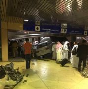 بالصورة .. سيارة تقتحم مدخل إحدى صالات مطار الملك خالد