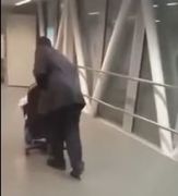 بالفيديو … موظفو مطار الملك عبدالعزيز ينقلون الحجاج على كراسيهم الخاصة