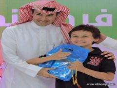 المذيع عبدالرحمن الحسين يشارك أطفال إنسان فرحة نجاحهم