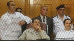 الحكم ببراءة مبارك ونجليه ووزير الداخلية المصري الأسبق ومساعديه في قضية القرن