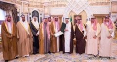 خادم الحرمين يستقبل القنصل الخالدي ويقلده وسام الملك عبدالعزيز
