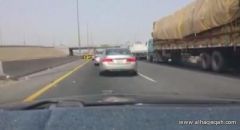 بالفيديو : ضبط 6 أشخاص يصورون نقاط التفتيش ورجال الأمن على الطرق السريعة بمكة