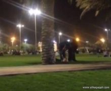 بالفيديو : امرأة تؤم رجلاً في حديقة “واجهة الدمام”
