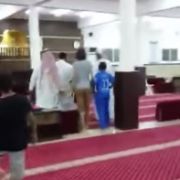بالفيديو.. شاب يغني عبر ميكرفون أحد المساجد.. ومواطنون يتدخلون لإيقافه