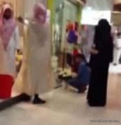 بالفيديو : عضو بالهيئة يطرد متسوقة بسبب عدم لبسها قفاز يد .. وهيئة حائل تحقق