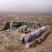مغردون يتداولون صورة لجندي يحمي زملاءه وهم يؤدون الصلاة بالحد الجنوبي