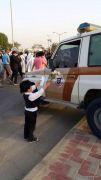 بالصورة.. وردة من طفل لأحد رجال الأمن خلال تشييع شهداء “تفجير العنود”
