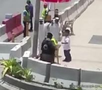 بالفيديو.. رجل أمن يحرس المصلين بسيهات تحت أشعة الشمس.. ومصافحة حارة من بعضهم