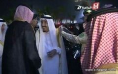 بالفيديو : الملك سلمان يمازح الأمير عبدالله بن مساعد.. وين الشنب؟