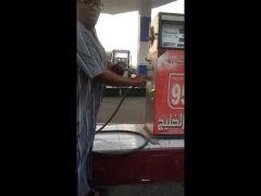 فيديو لمواطن يكشف غش محطة وقود ويتوعدها.. ومعلق يقترح “ليّات” شفافة لمنع التلاعب