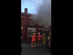 بالفيديو .. حريق يلتهم منزل مبتعث في بريطانيا واتهام الملحقية بالتقصير
