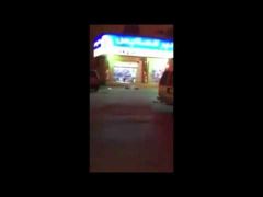 بالفيديو : مشاجرة بين شباب في الخرج تنتهي بجريمة قتل بشعة في الشارع أمام المارة