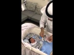 جدّ سعودي يستقبل حفيده بآلاف الريالات