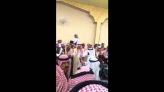 بالفيديو.. مشعل بن عبدالله يشارك أهالي طريف رقصة “الدحة”