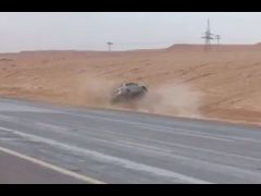 بالفيديو.. مواطن يصور لحظة انقلاب سيارة بأحد الطرق السريعة بالجوف