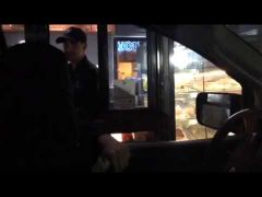 بالفيديو.. مواطنة تقود سيارتها بالرياض وتطلب القهوة من أحد “الكافيهات” الشهيرة