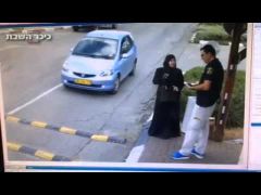 بالفيديو: فلسطينية “محجبة” تغافل رجل أمن إسرائيلي وتطعنه بسكين أمام مستوطنة في بيت لحم